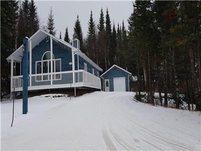 Le Chalet Bleu !!!  Situ sur les Monts-Valin au centre de ski le Valinouet