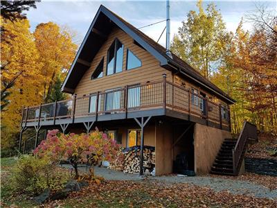 Chalet at 2 vues  RELAX In front of Mount Orford & WATERFRONT, Domain
