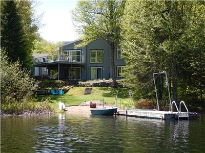 Le Marigny: Private beach, all equiped, WiFi calm, boats, nearby trails and services