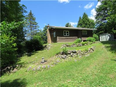 Chalet Shanti, bois rond,  1h de Mtl ds les laurentides, accs au lac, foyer, kayaks, wifi, A/C