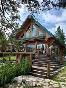Le Panach:  Magnifique chalet en bois rond situ sur le bord de la rivire Ouareau,  Chertsey!!!