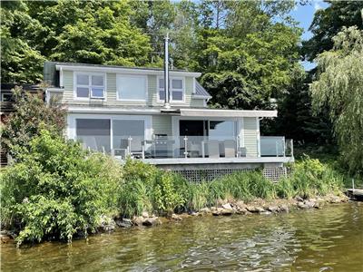 La maison colle sur le lac baigne de soleil toute la journe