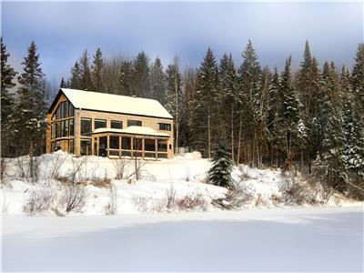 LE BALUCHON - CHALET LE CANOTIER Luxueux chalet pour 12 personnes situ en Mauricie.