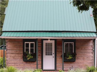 Cottage in front of The Red river (Close to Mont-Tremblant)