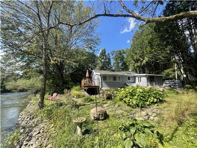 Petit chalet au bord de la rivire