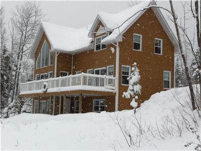 Ski chalet at the foot of the slopes, Mont Édouard L'Anse St-Jean. Apartment 6 persons all inclusive