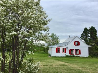 Chalet authentique qubcois avec vue sur fleuve