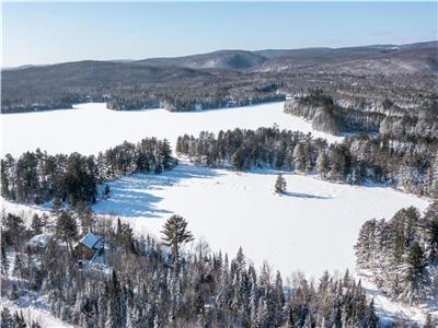 Bord de l?eau en forêt. Meublé à neuf.