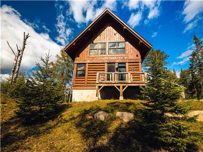Fraternit - chalet bois rond 4 chambres, 3.5 salle de bains, SPA, pisicine, 10 mins Tremblant Nord