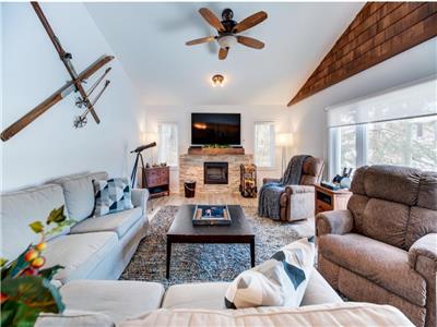 Waterfront Cottage L'Odge de L'Orignal *HOT TUB *Wood Fireplace* Game Room * April 25% OFF.