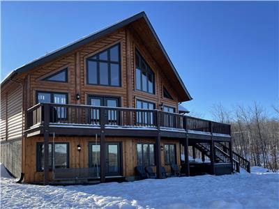 Chalet avec spa en bois rond moderne et rustique! Superbe vue sur lacs et montagnes !