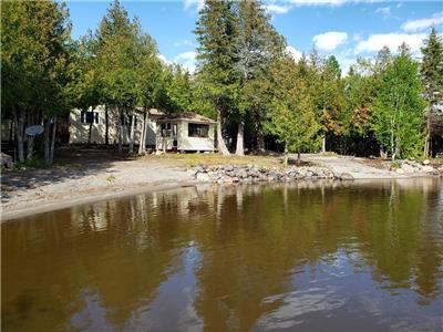 Magnificent chalet! Beach, privacy and a magnificent view!