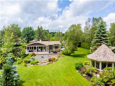 Htel  la maison -  Repre du Capitaine avec spa et une magnifique vue sur le lac Aylmer