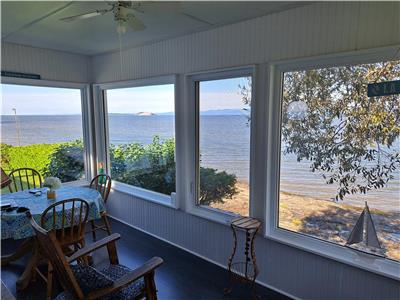 Notre-Dame-du-Portage, petit chalet sympa directement sur le bord du fleuve 