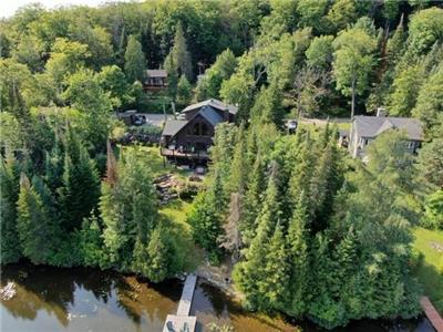 Superbe Chalet, directement sur le Lac Breton, prs des monts de ski Saint-Sauveur et Morin Heights