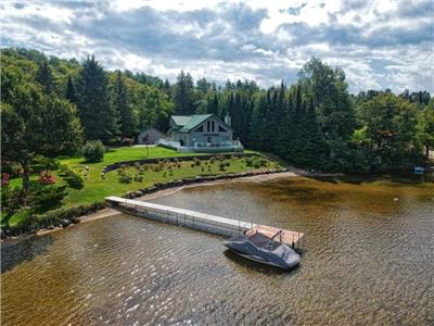 Superb and huge cottage directly on Lac-Des-Plages