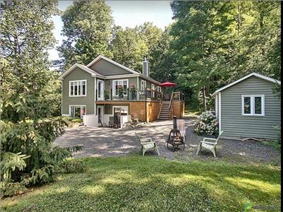 Joli rez-de-jardin en face du Lac Bromont et au pied de la montagne