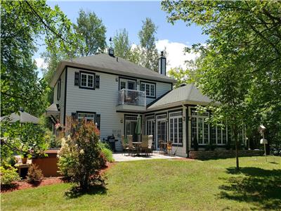 **AVAILABLE SUMMER 2025 - week and month**waterfront cottage full equiped - East. Townships (Magog)