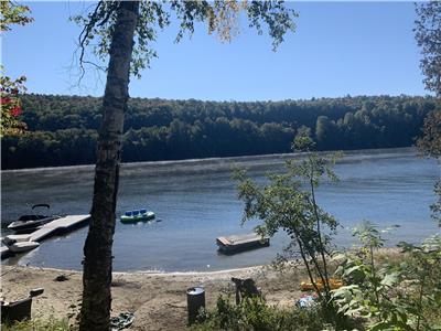 Luxueux Chalet Bord de l'eau, 100' de PLAGE Sable, SPA+ Table Billard