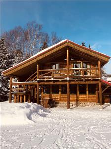 Domaine Ste-Marie, chalet en bois rond, trs grand terrain, calme et nature