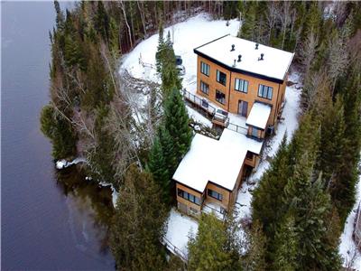 Chalet 4 Chambres Tout quip de Luxe sur le Lac Labelle | Accs Lac / Spa / Foyer / Billard