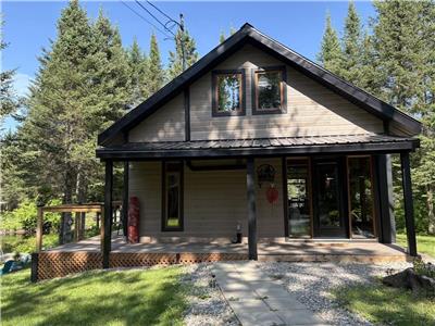 Chalet au bord de la rivire Kiamika  Chute-St-Philippe dans les Hautes-Laurentides.