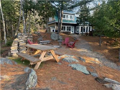 Le chalet des Hérons. Situé directement au bord du Petit Lac Nominingue avec quai et vue magnifique