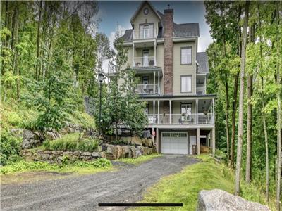 Grand Condo de luxe, avec sauna, ascenseur stationnement interieur