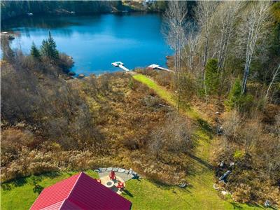 Le chalet rouge au bord de l'eau