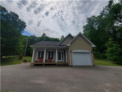 Chalet Rivard et cie, Laurentides, bord de l'eau, sentiers de VTT et motoneige,