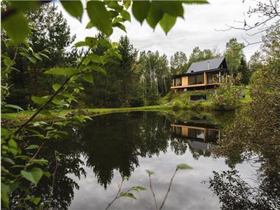 MAISON MYKINES - Chalet en nature. Lac priv. Spa.