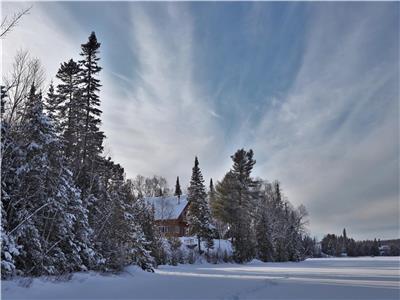 Chalets Ours Bleu-2, on the lake and surrounded by nature at Lac-Saguay