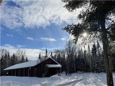 Chalets Ours Bleu-1, on the lake and surrounded by nature at Lac-Saguay