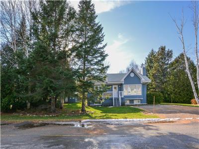 Charming cottage in St-Donat with Spa and place at the dock