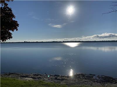 Au soleil levant, enjoyed the view of the lake and the picturesque village of Venice in Quebec