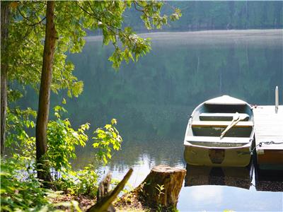 THE BILOBA LAKEFRONT CHALET WITH A  LARGE HOT TUBB