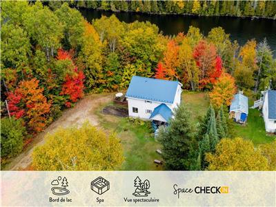 THE BILOBA LAKEFRONT CHALET WITH A  LARGE HOT TUBB