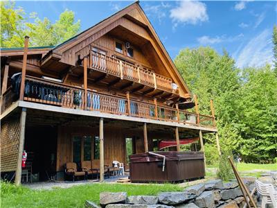 Chalet DOR style Sudois en Bois / Mansonville