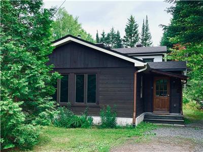 Spacieux chalet rustique au coeur des Laurentides