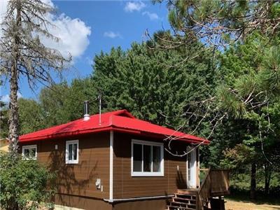 Chalet rouge au bord de la rivire, Saint-Cme