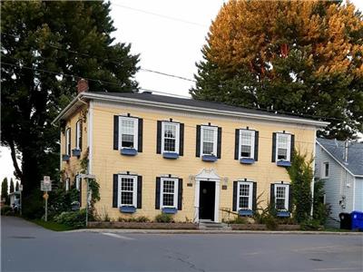 Luxury Sauna, Hot Tub, and Lake House across from Beach Saint-Anicet