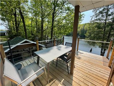 Beautiful log cabin, one hour from Montreal, directely on the lake three large rooms for end of July