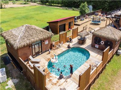 Big luxurious log cabin for 30 ppl with HEATED POOL, hot tub +