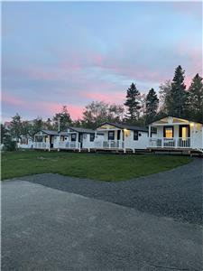 Ensemble de 4 petits chalets pour 2 personnes.  quip d'une cuisinette et salle de bain complte.