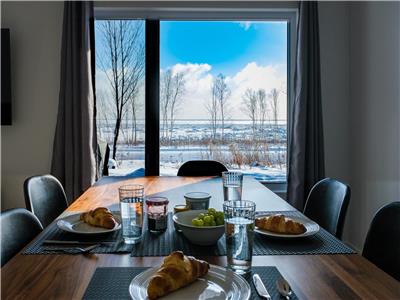 Spacious new condo with AC, spa and direct view on St-Lawrence River and mountains