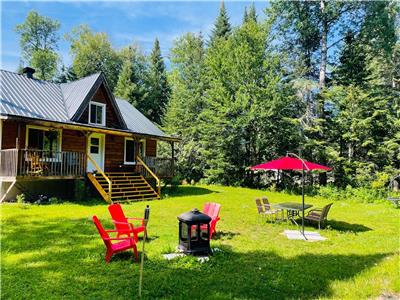 Chalet Rivière, bordered by Rivière du Loup and surrounded by a peaceful wood. Ideal for remote work