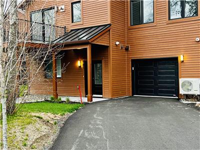 Condo  louer Bromont avec grand garage priv,BBQ sans bonbonne(services de navette inclus en hiver)