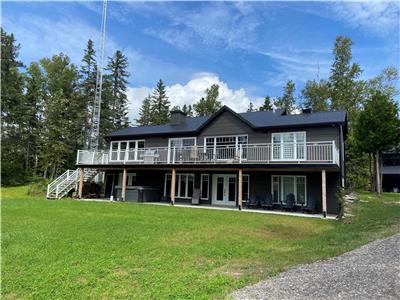 Chalet Le Pninsule - Lac Taureau - St-Michel des Saints (Location au mois)