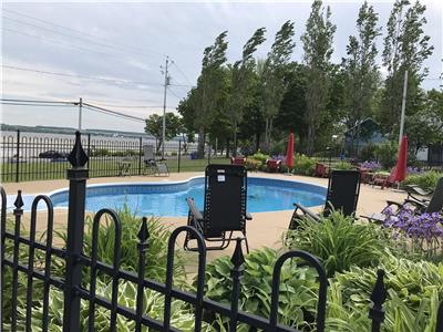 Piscine chauffe Ile d'Orlans 3 chambres 2 sb vue et accs priv au fleuve  20 minutes de Qubec