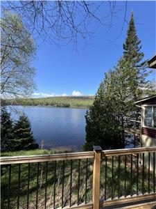 Le Renardeau, petit paradis rustique sur le bord de l'eau prs du Parc du Mont Tremblant